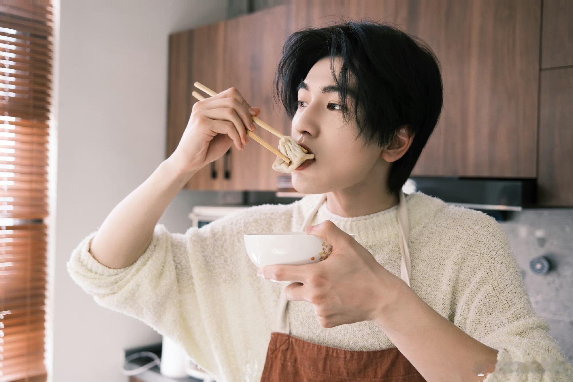 张凌赫[超话]  在厨房的男生yyds～～家居男人，在线做饭啊啊啊啊张凌赫｜ ​