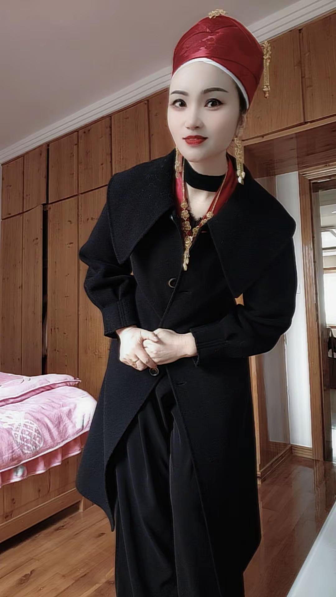 女人要穿出自己独特风格气质 民族风穿搭 红色上衣搭配黑色裙子 穿出自己的个性