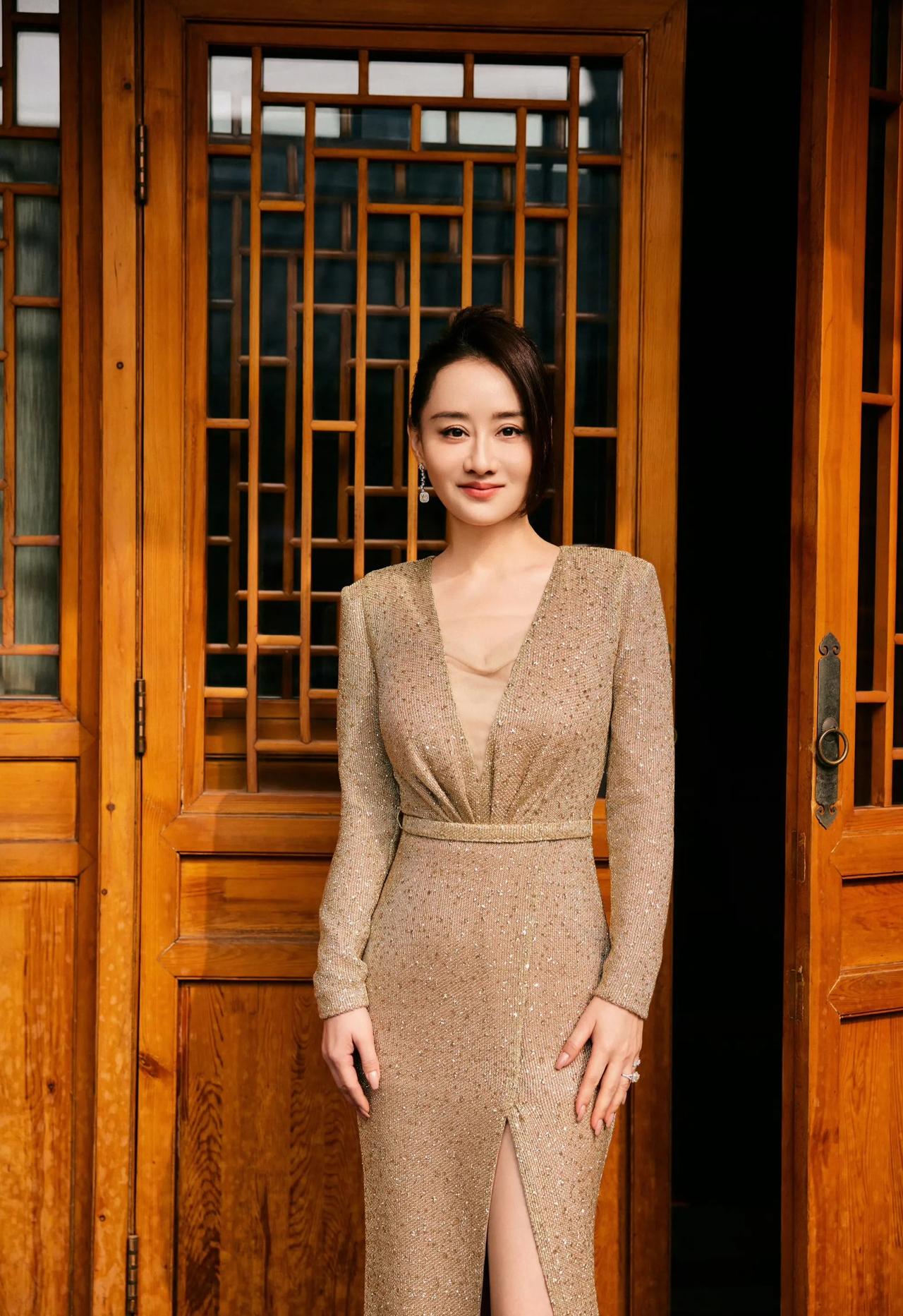 她是出生在祖国宝岛台湾的河南姑娘！著名的影视演员。因饰演琼瑶剧中的白呤霜一角而火