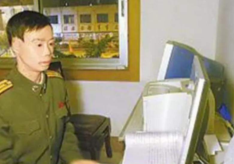 1995年，19岁战士梁强坐大巴返回部队，途中司机停下加油，梁强劝阻无果，就在这