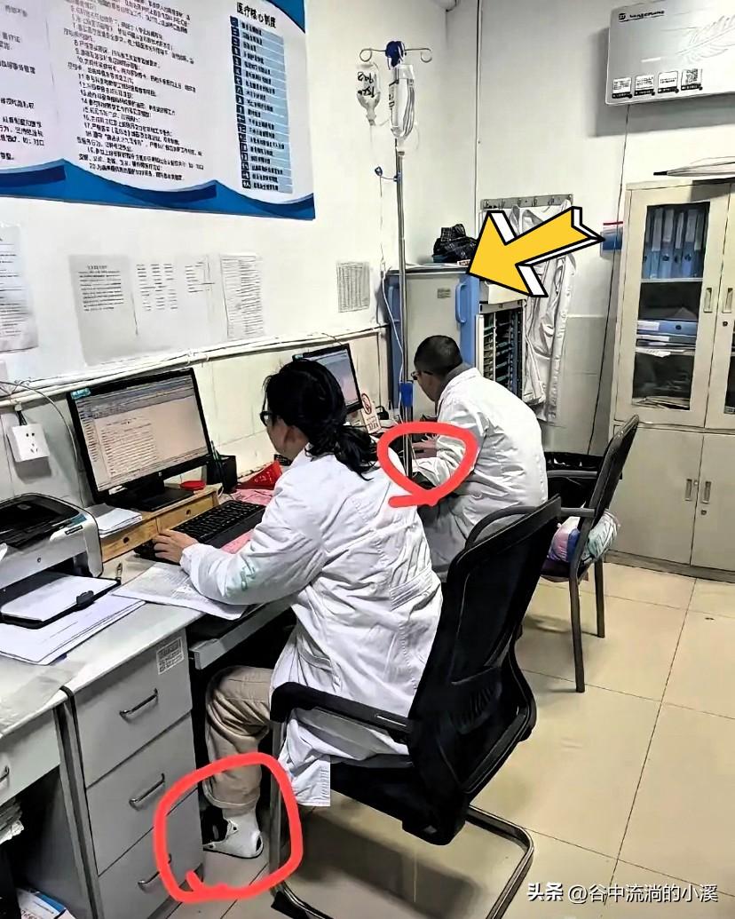 医院医生办公室的真实一幕，
看完心里很不是滋味！

有的医生一边打着点滴，一边照