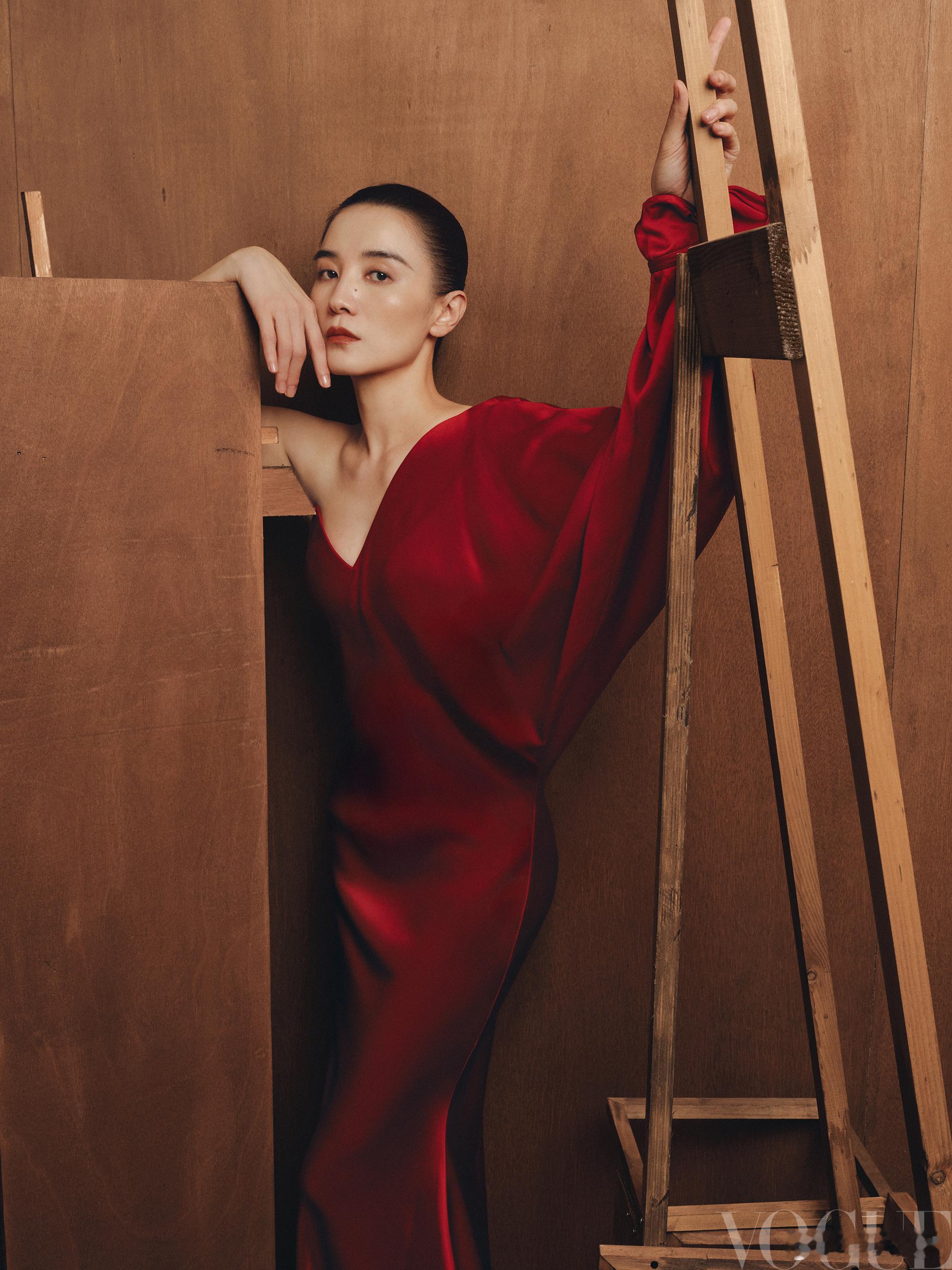 宋佳vogue封面气场 红裙、红唇、高跟鞋，宋佳的《VOGUE》金九封面把“气场
