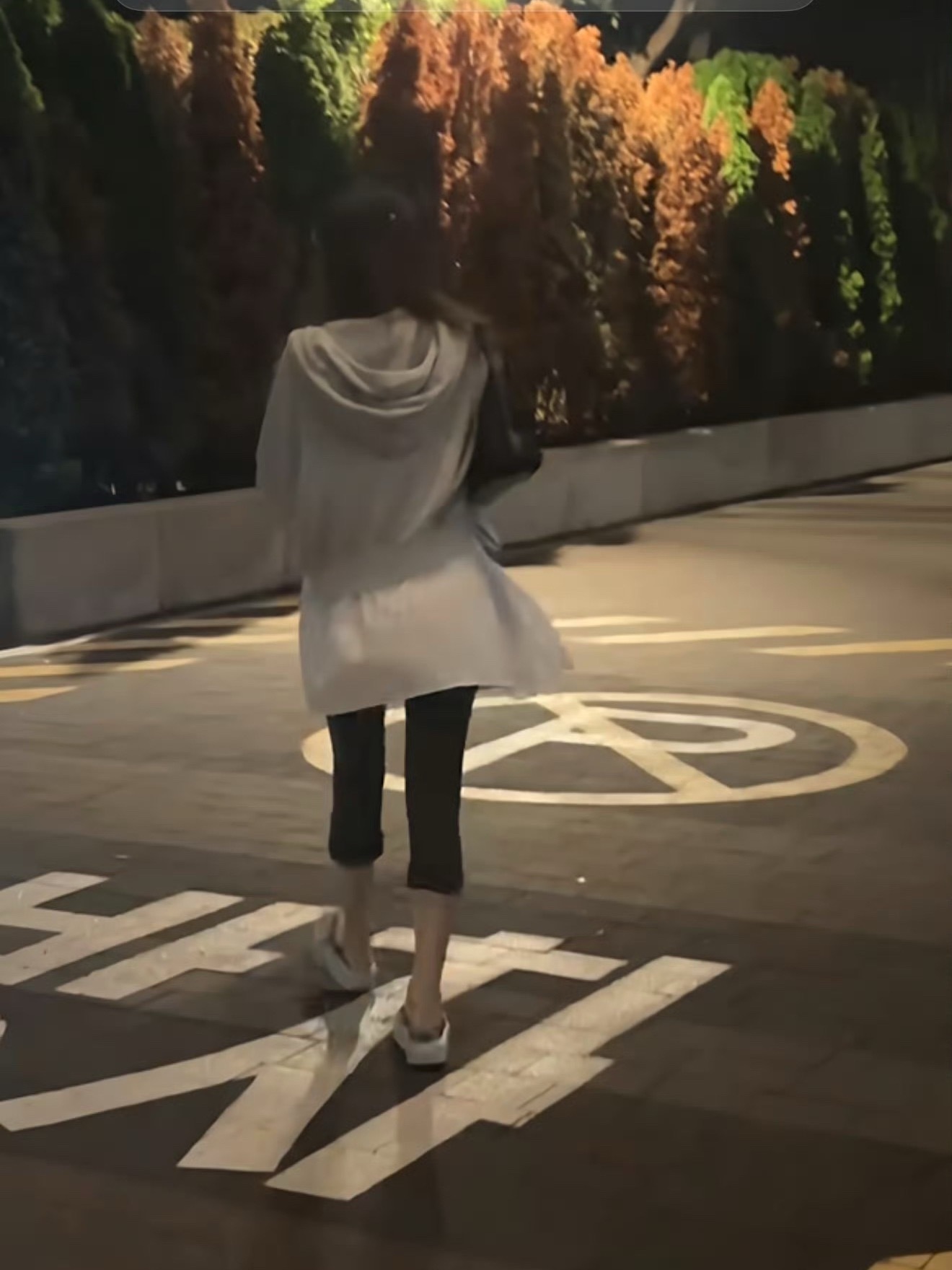 金泰妍瘦成纸片了在韩娱，或许默认“更瘦”就等于“更美”。出道时的泰妍还有点肉肉，