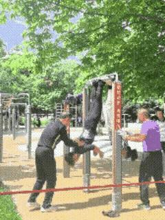 这哪是玩单缸，简直是耍杂技，但是注意安全。