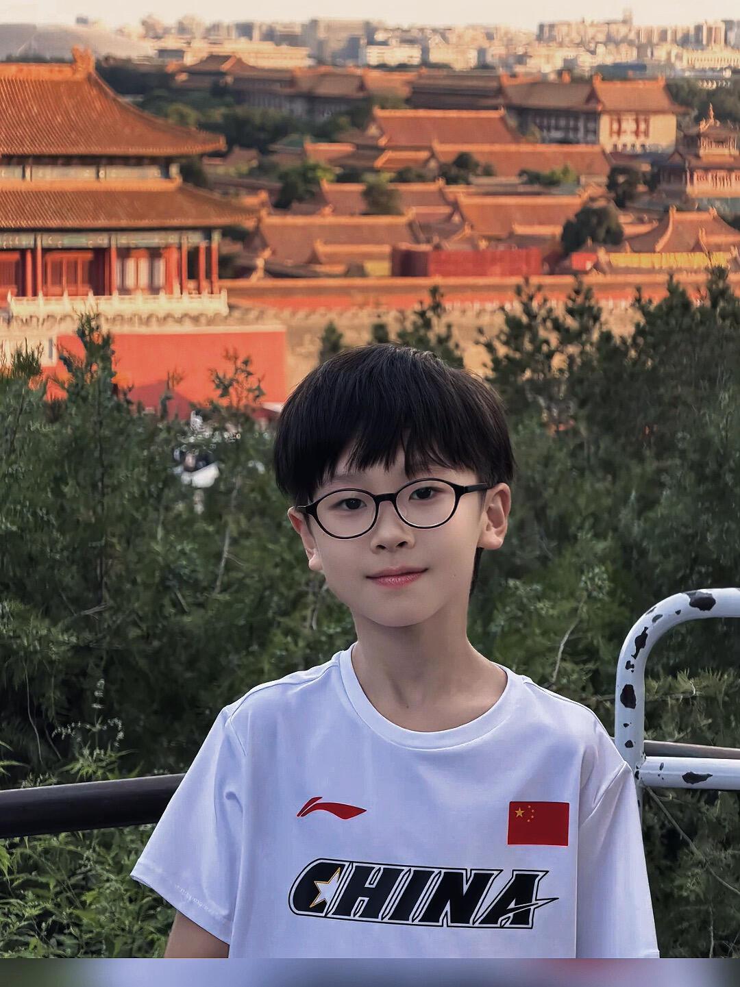 梁队长的大儿子，还很像王楚钦，高高瘦瘦的，跟王楚钦有点儿像的原因就是帅哥都是有相