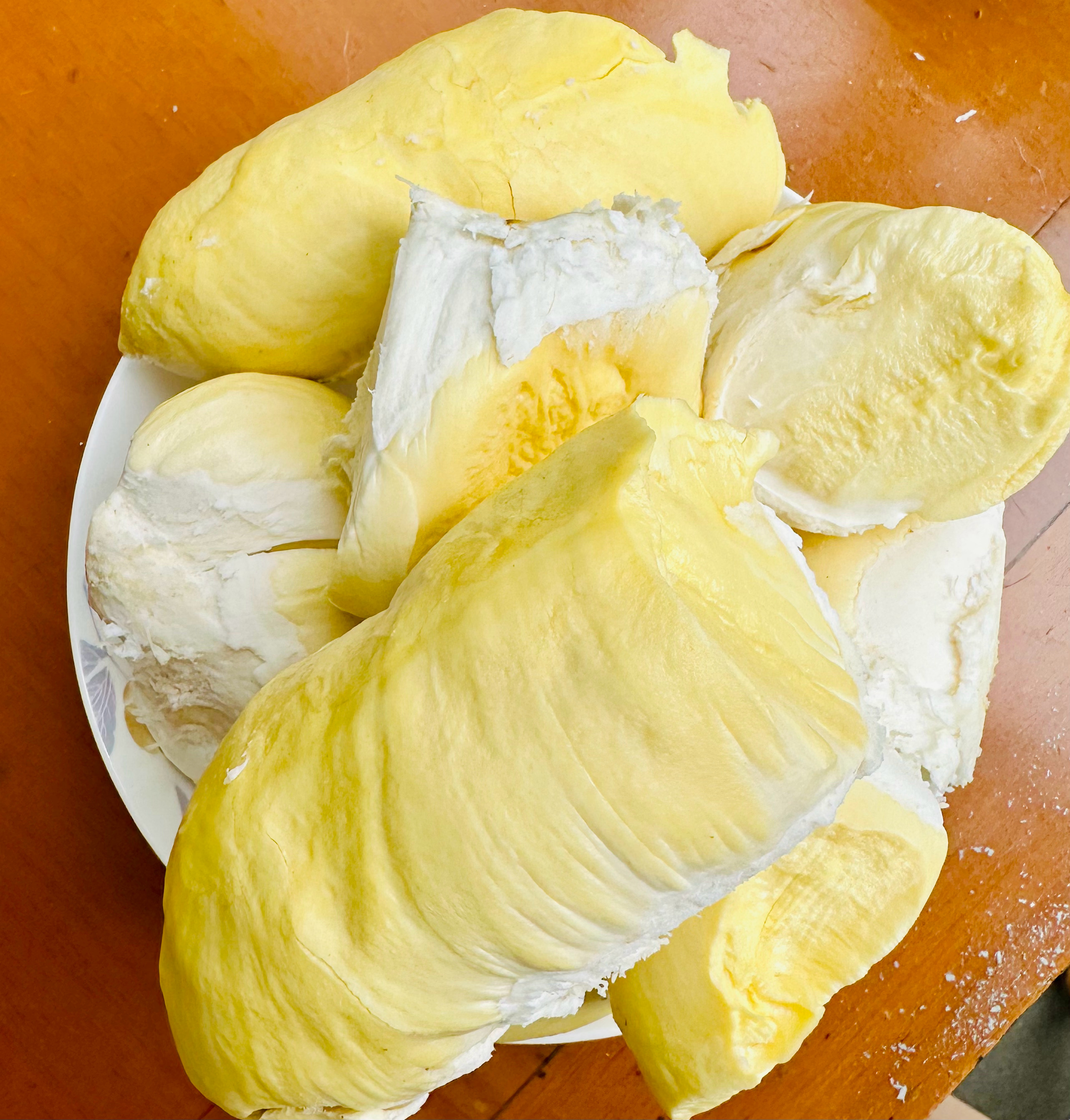 最近盒马的水果都很甜。ZJ想做榴莲山竹甜点，结果开了个五房生包。朋友家的桃园熟了