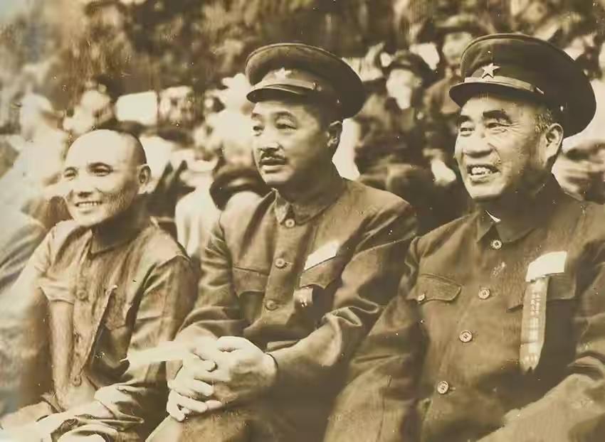 贺龙元帅虽没能担任四大野战军的司令员，但却先后担任六大军区中的西北军区、西南军区