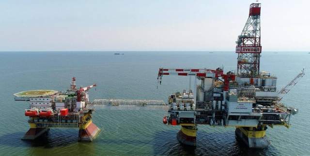 【乌军称袭击里海俄罗斯油气钻井平台】乌克兰武装部队总参谋部称，当地时间19日晚，