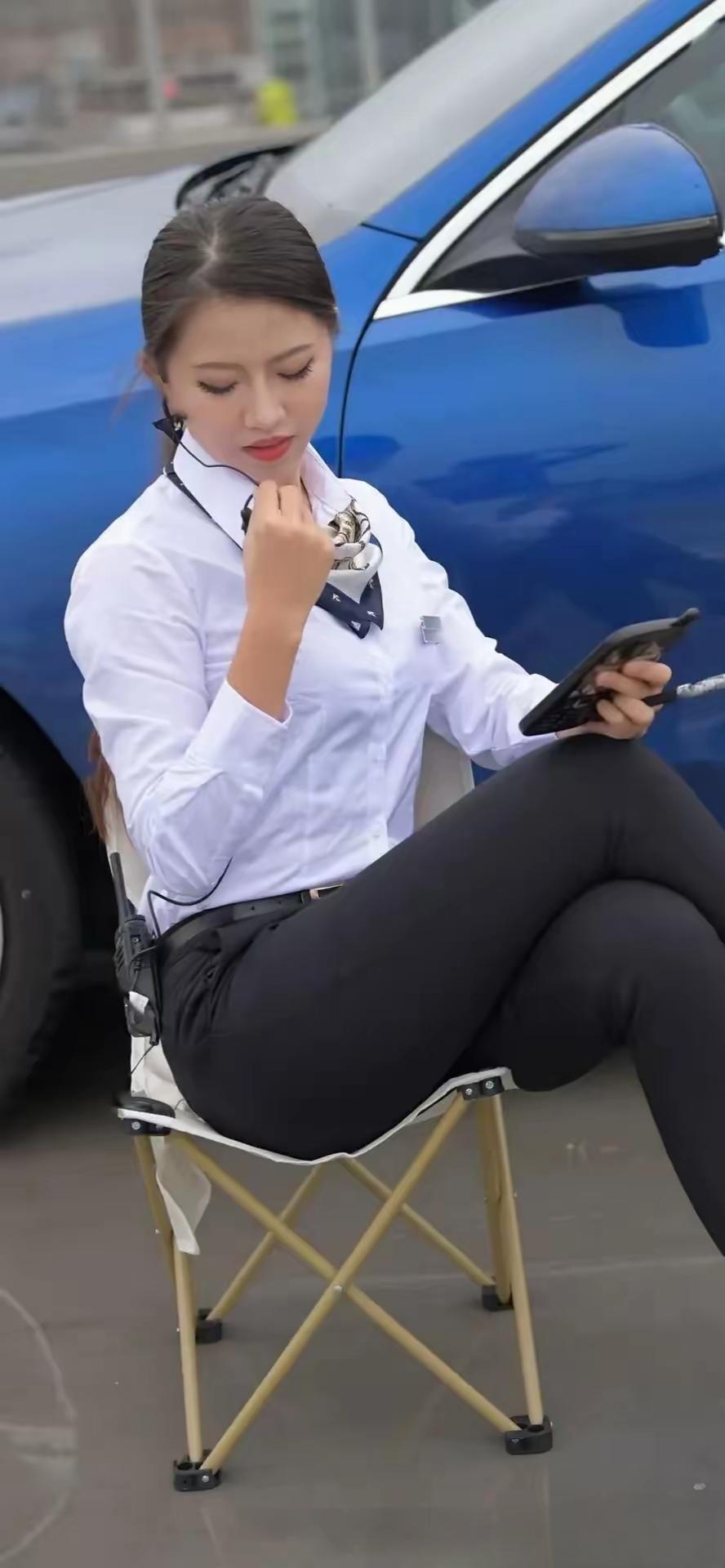 优雅白领风，搭配精致妆容，尽显职场魅力！👠💄💼