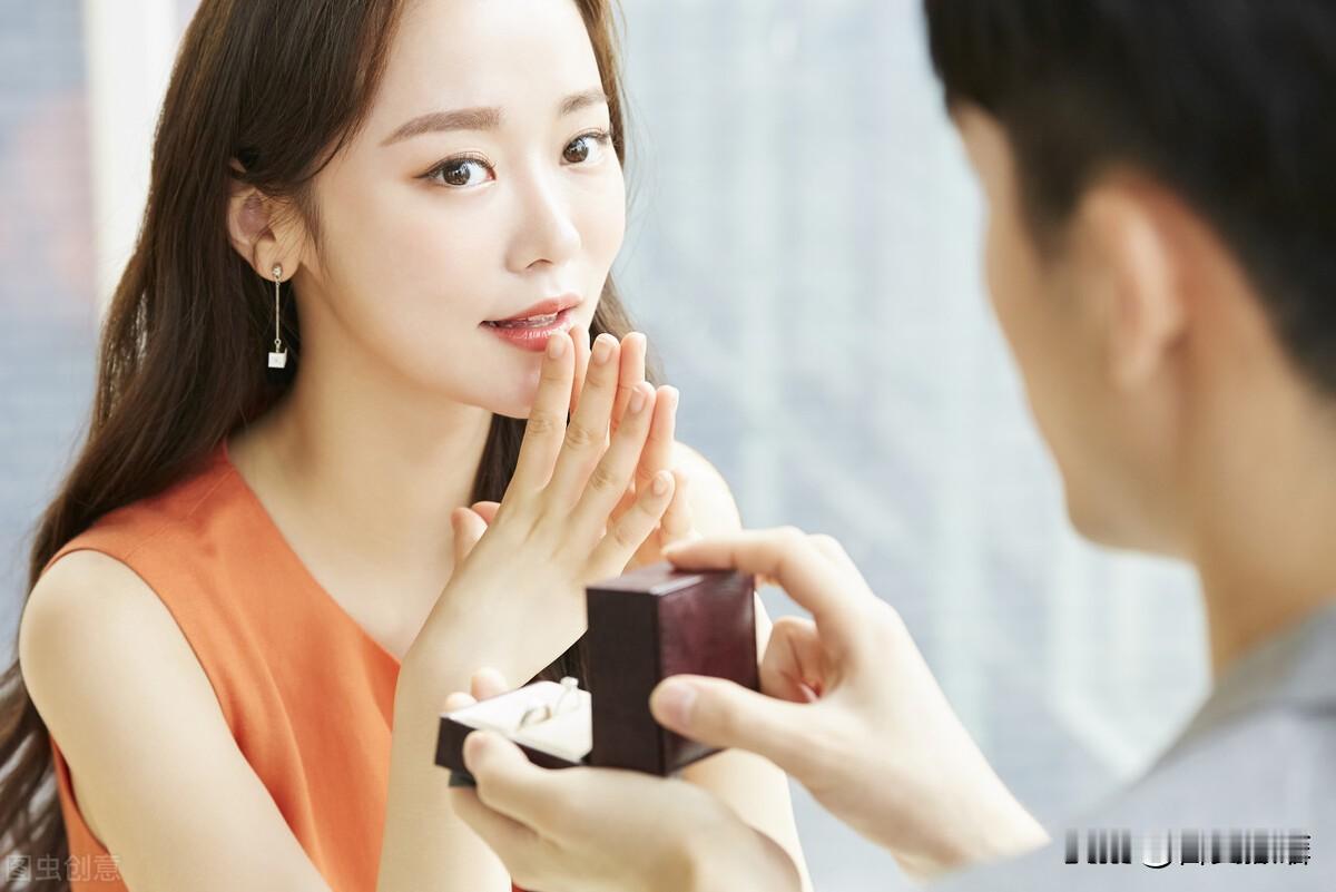  
夫妻一场，是上辈子修来的缘分，更是后半辈子的依靠。
 
日子过久了，柴米油盐