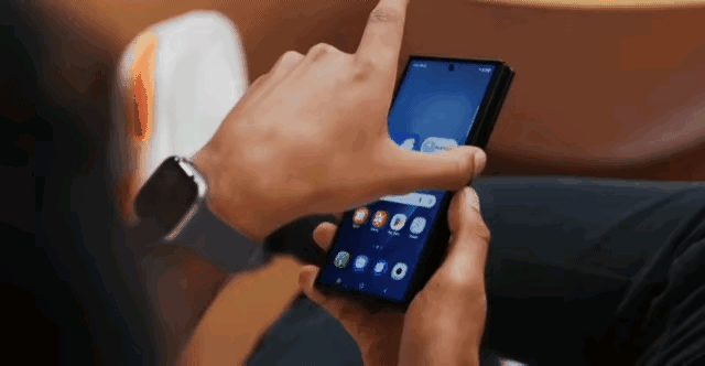 三星的三折叠要三折完全展开才能使用内屏，很明显华为的三折叠方案更优：能实现一折，