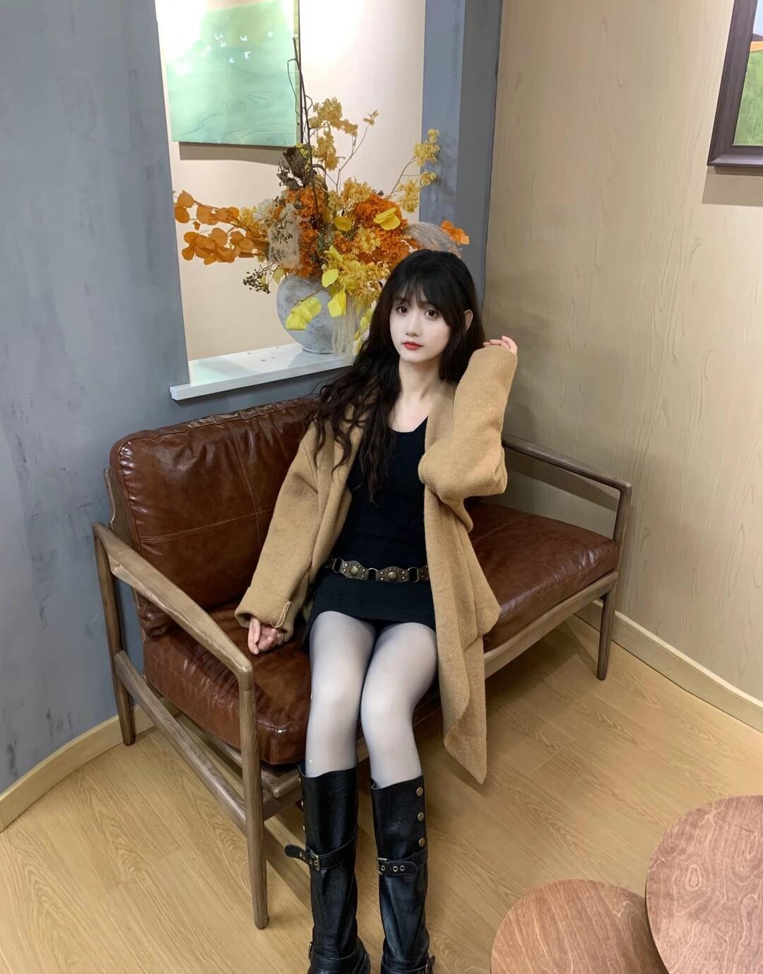 秋日穿搭指南：暖棕色外套+黑色连衣裙，搭配高筒靴，尽显时尚与温暖。