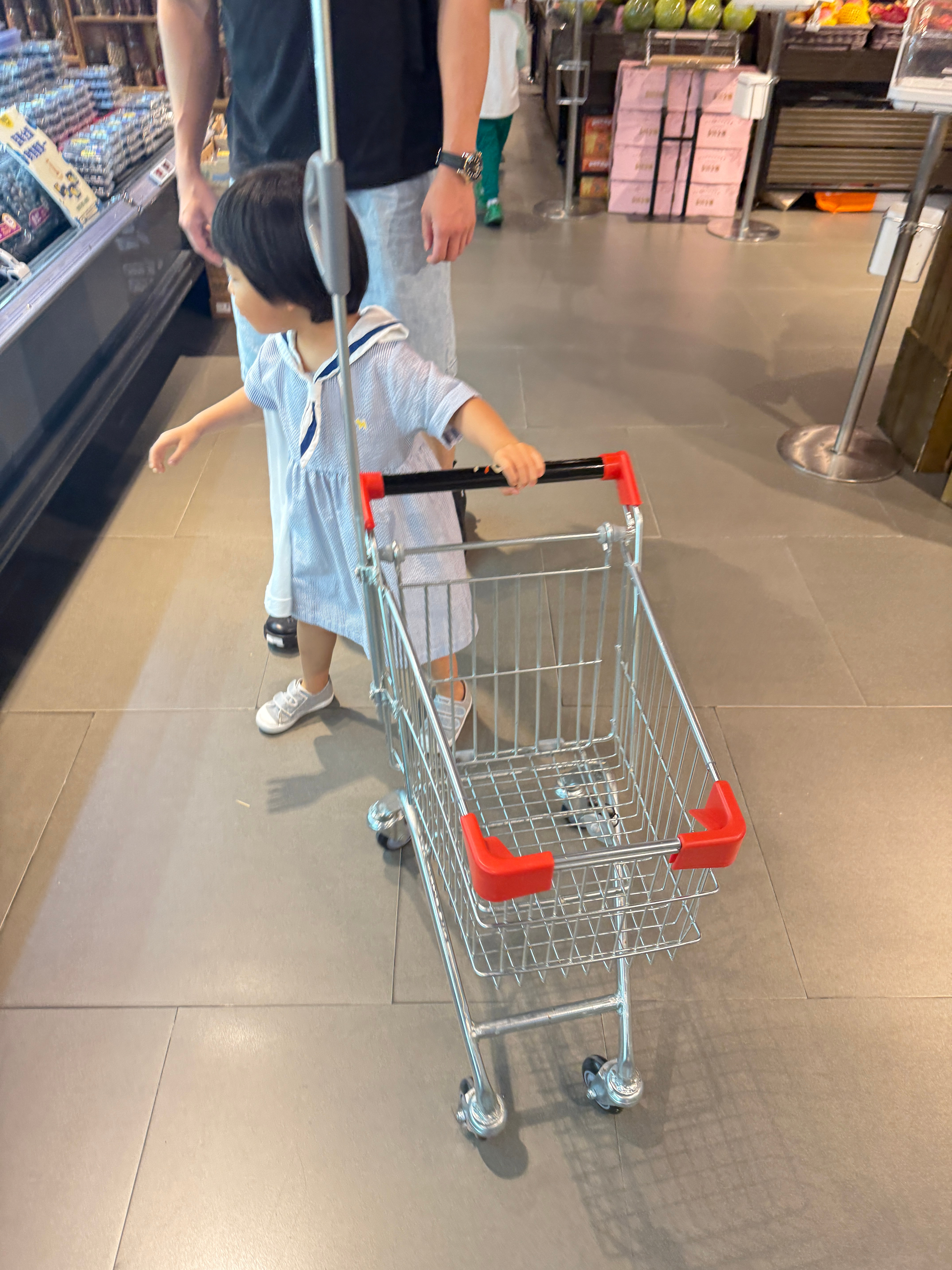 来超市了才发现孩子戴了条防晒袖套