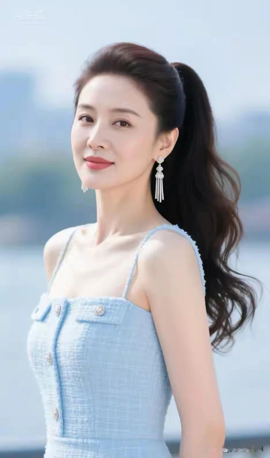 世上万事为哪般？
一半糊涂一半欢。
若要人人都清醒，
斤斤计较没个完。