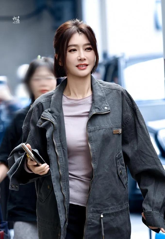 46岁秦岚剪短发后直接逆生长！
 
秦岚这短发造型也太减龄了吧！一身休闲风穿搭，