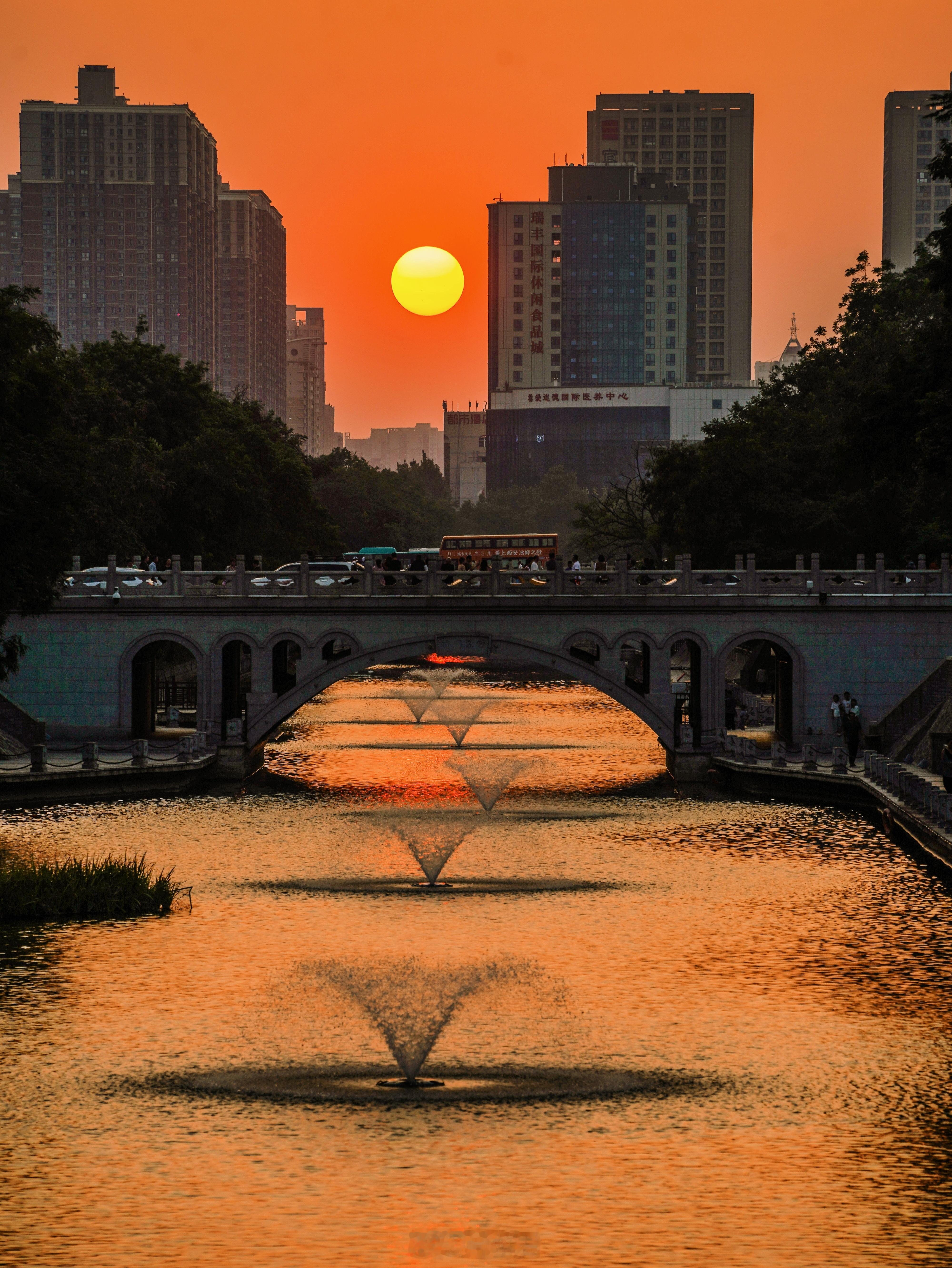 西安护城河悬日⛩️人少景美又小众美哭了！已经不记得是多少次在城墙根下护城河散步了