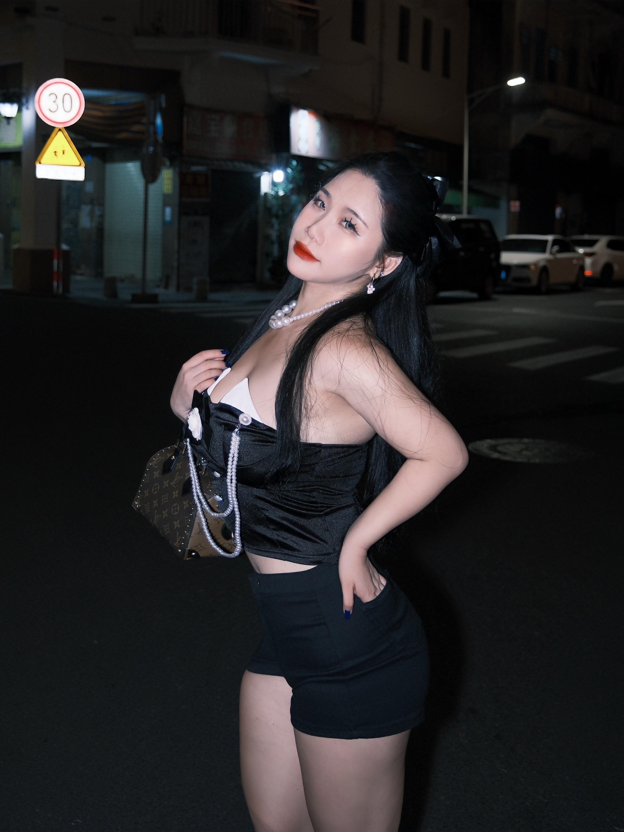 辣妹出街 黑色系御姐穿搭 御姐ootd穿搭 黑色皮裙造型 黑色抹胸裙穿搭