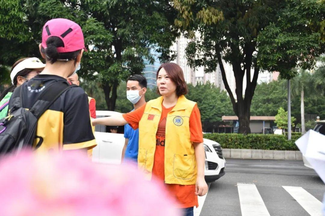 如果有一天，你过得安稳了，别忘了回头看一眼。

看看寒风里瑟缩的老人，看看冷清村