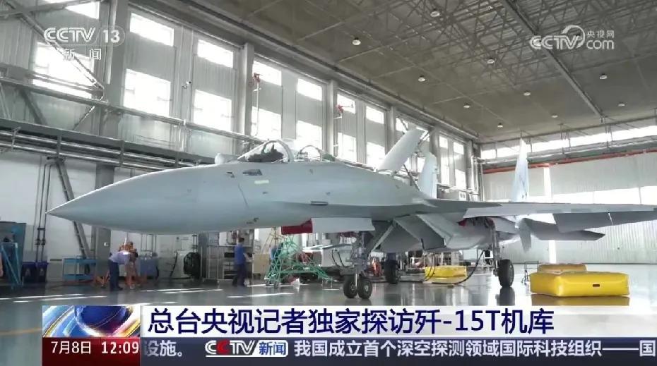 歼15T被歼35T包围，说明什么？
说明歼15T只是辅助，歼35T才是主力，一架