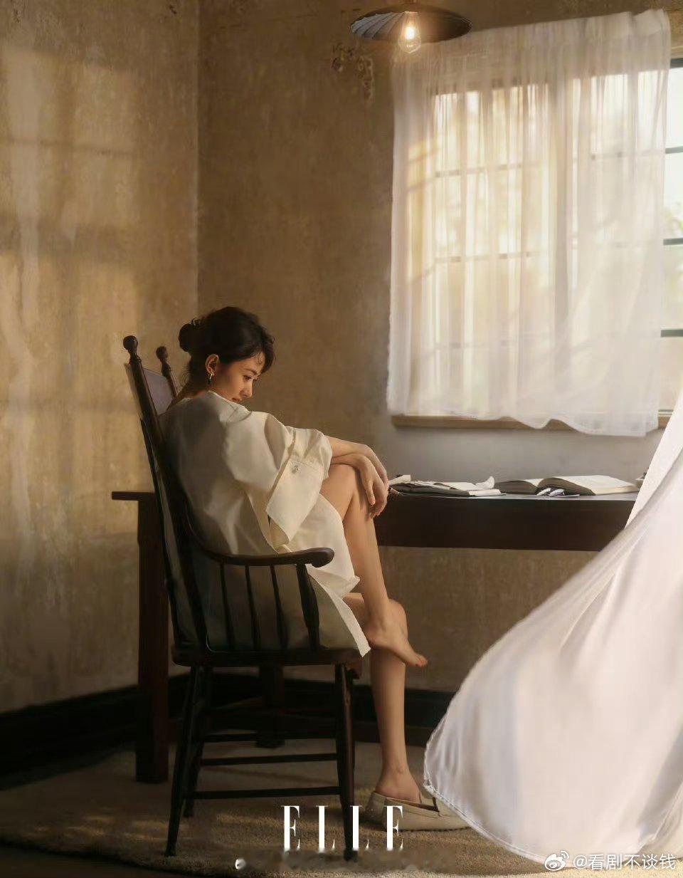 赵丽颖ELLE封面化身为复古油画中的女作家，颇有新意的一组大片。好美 