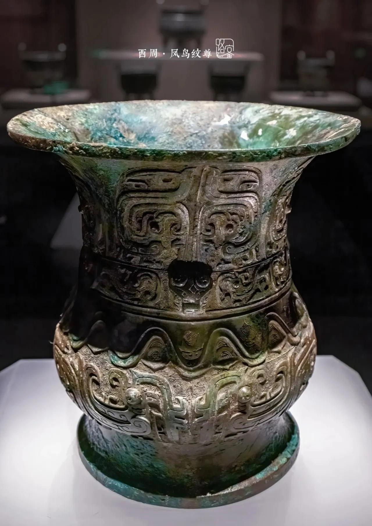 西周·凤鸟纹尊
山西省绛县横水倗国墓地1011号墓出土
藏于：山西青铜博物馆