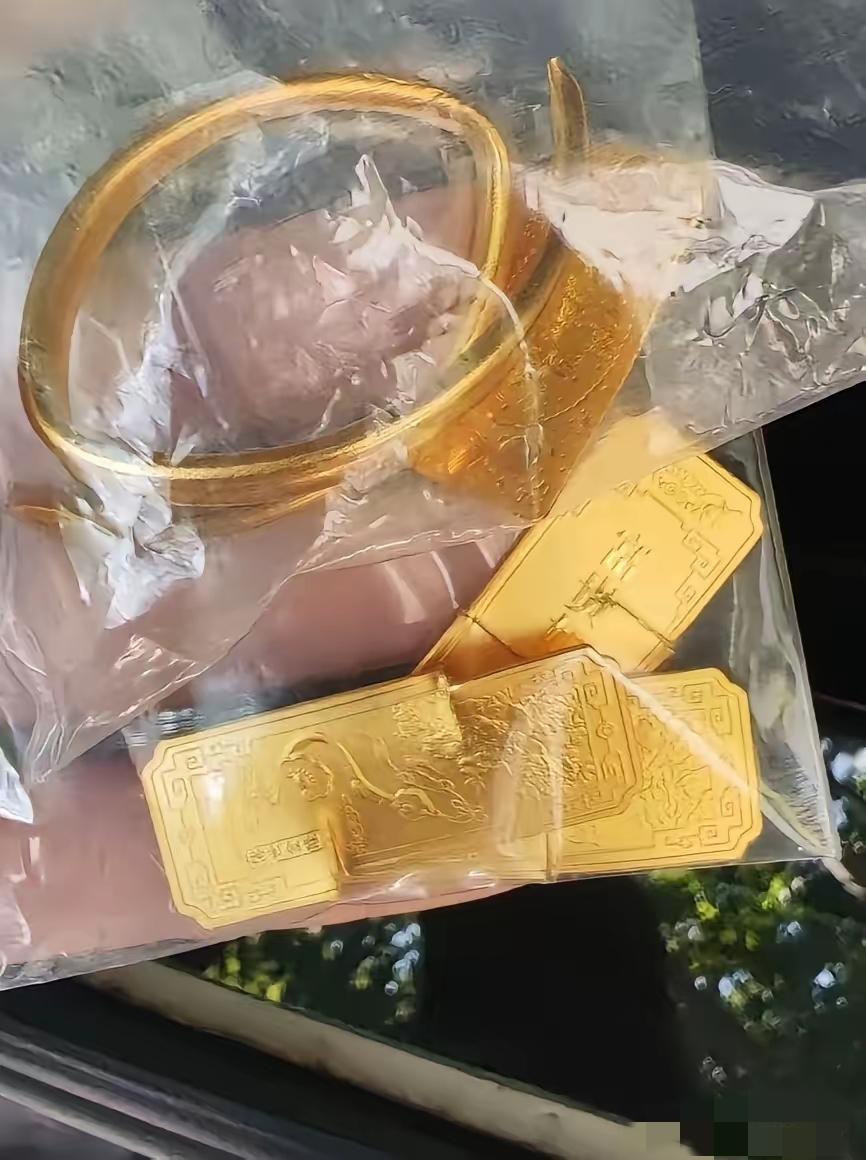 普通人别跟风把黄金卖了！看见黄金涨价，有的人挤破脑袋去金店卖黄金，以为自己500
