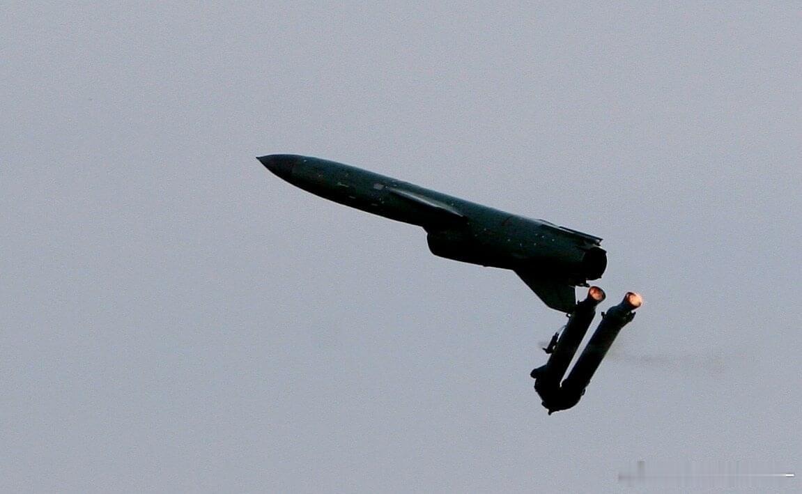 SSN3反舰巡航导弹抛掉助推器的瞬间#武器装备##兵器影像##外军影像# ​​​