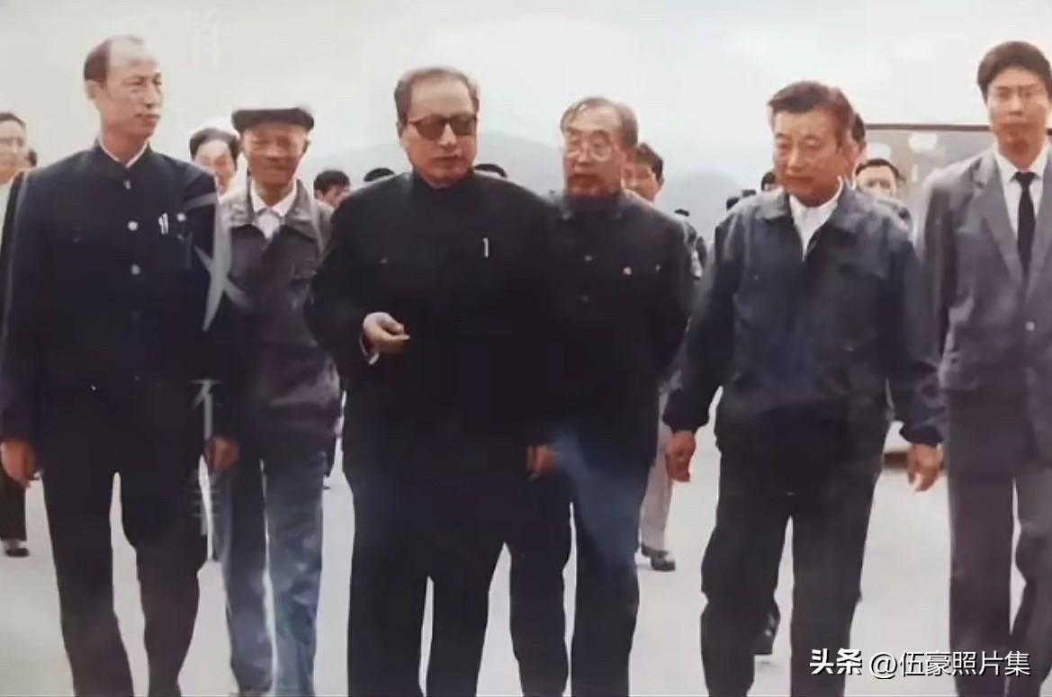 1990年10月16日，乔石同志在安徽省委书记卢荣景、省长傅锡寿陪同下，视察梅山