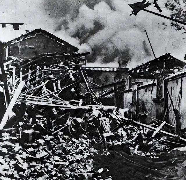 1941年，12岁的重庆男孩康国雄在家门口撞见了蒋介石夫妇。此后，蒋介石每次来汪