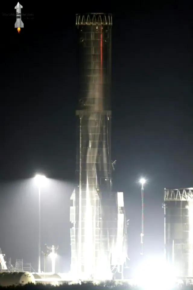 清晰照片来了，昨天星舰V3超重助推器在测试时发生爆炸，箭体凹陷变形严重。随着更多