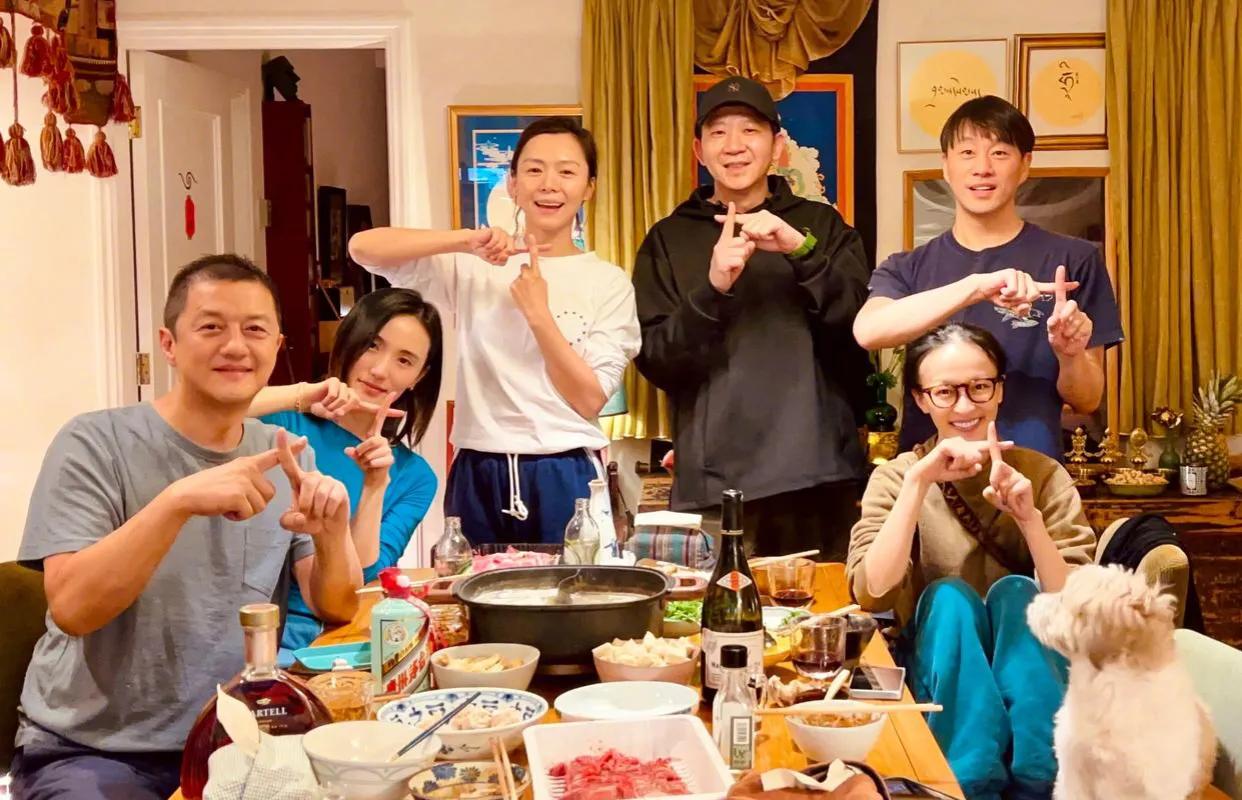 李亚鹏的妻子和孩子现身西湖景区。海哈金喜瘦得脸颊凹陷，坐在船上害怕摇晃，表情几乎