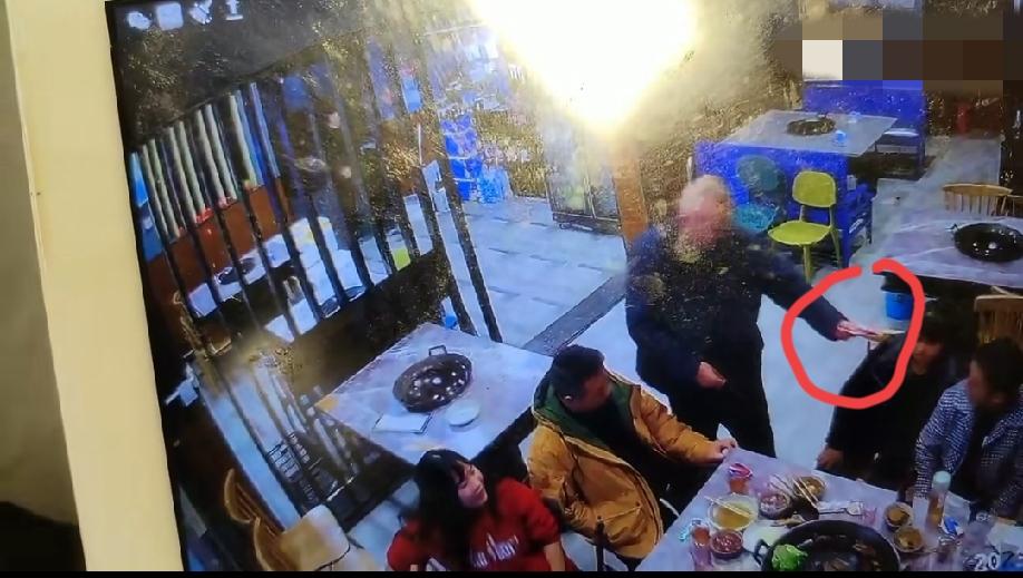 发生在餐厅内的一幕:光头男子调戏正在就餐的女子，遭拒后用钱砸女子的脸，最终和女子