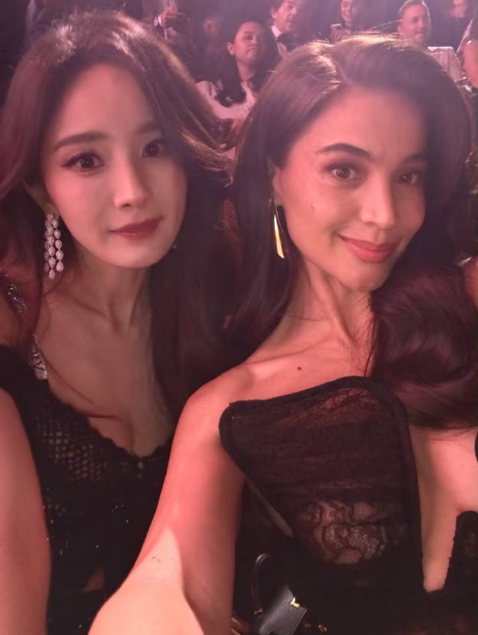 天呐这也太美了吧，杨幂和安妮·柯蒂斯的秀场自拍，杨幂张脸真的太权威了，两位大美女
