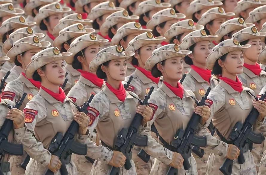 阅兵场上，英姿飒爽的女兵方队​，真的让我们女性骄傲，她们的着装，更是潇洒漂亮，身