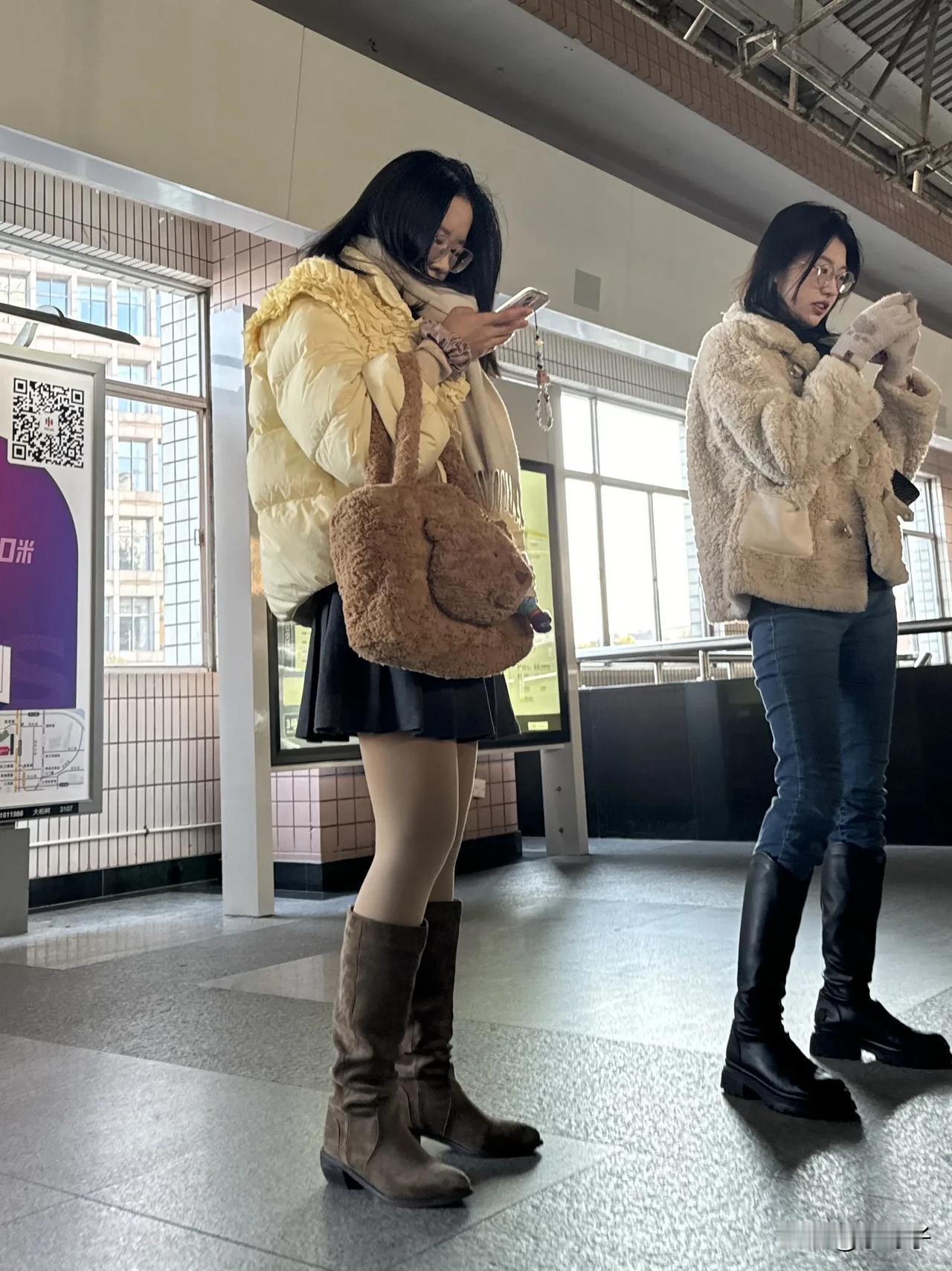 大家觉得哪个美女的穿搭更好看呢？