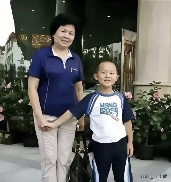 邢质斌退休后，没参加过多的社会活动，在家带孙子，央视《新闻联播》这么多主持人，就