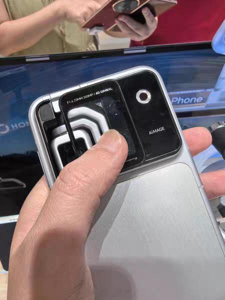 路过荣耀门店，看到好多人围着荣耀Robot Phone把玩真机，这种热闹场面还挺