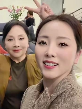 李思思和妈妈同框：比谁漂亮，评论区乐了

近日，刷到李思思和妈妈同框的视频，两人