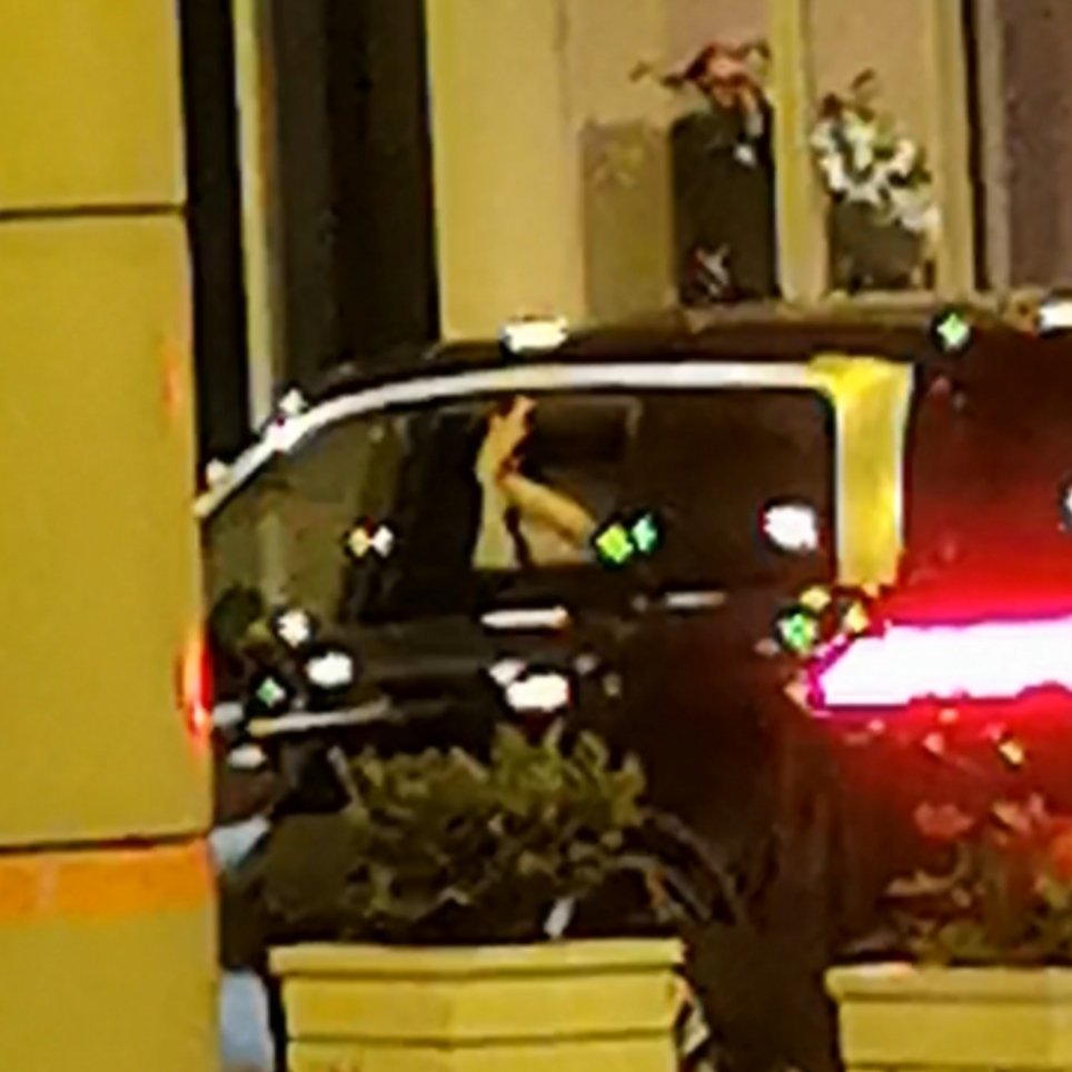 张婧仪人好好！车挡住了门口看不清人，本来车都开出去两米了还专门开了车窗打招呼🥹