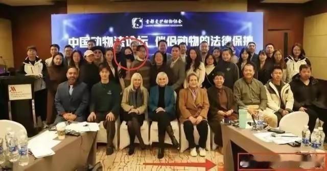 这张图片足以说明所谓的爱护宠物，是一群什么样的人在背后推动，如果真想为宠物加个“