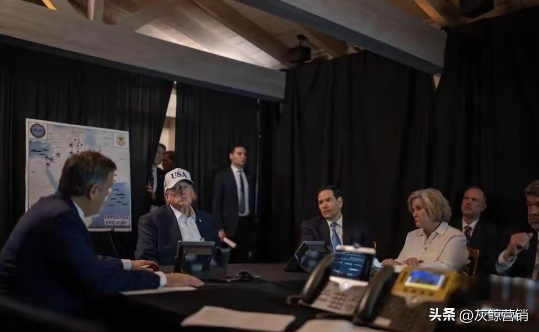 特朗普说他作为美国三军总司令，他得熬夜亲自督战，估计他又熬了一个通宵。海湖庄园是