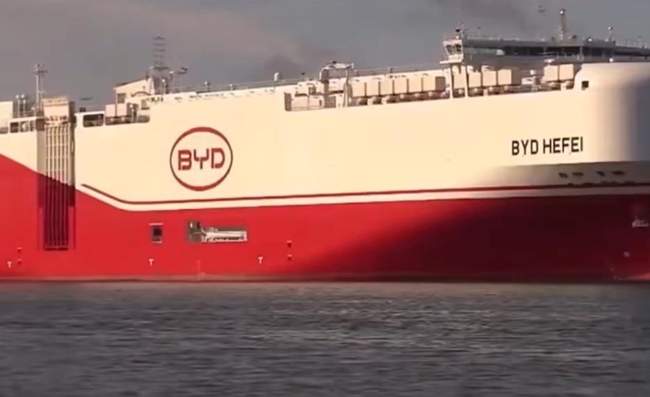 国人不屑的品牌比亚迪，在国外却是科技的象征，高端的品牌。在苏伊士运河，在泰晤士河