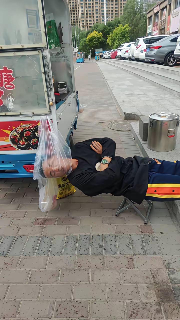 鼻子处应扎两眼
不然还不给憋死了啊？[黑线]