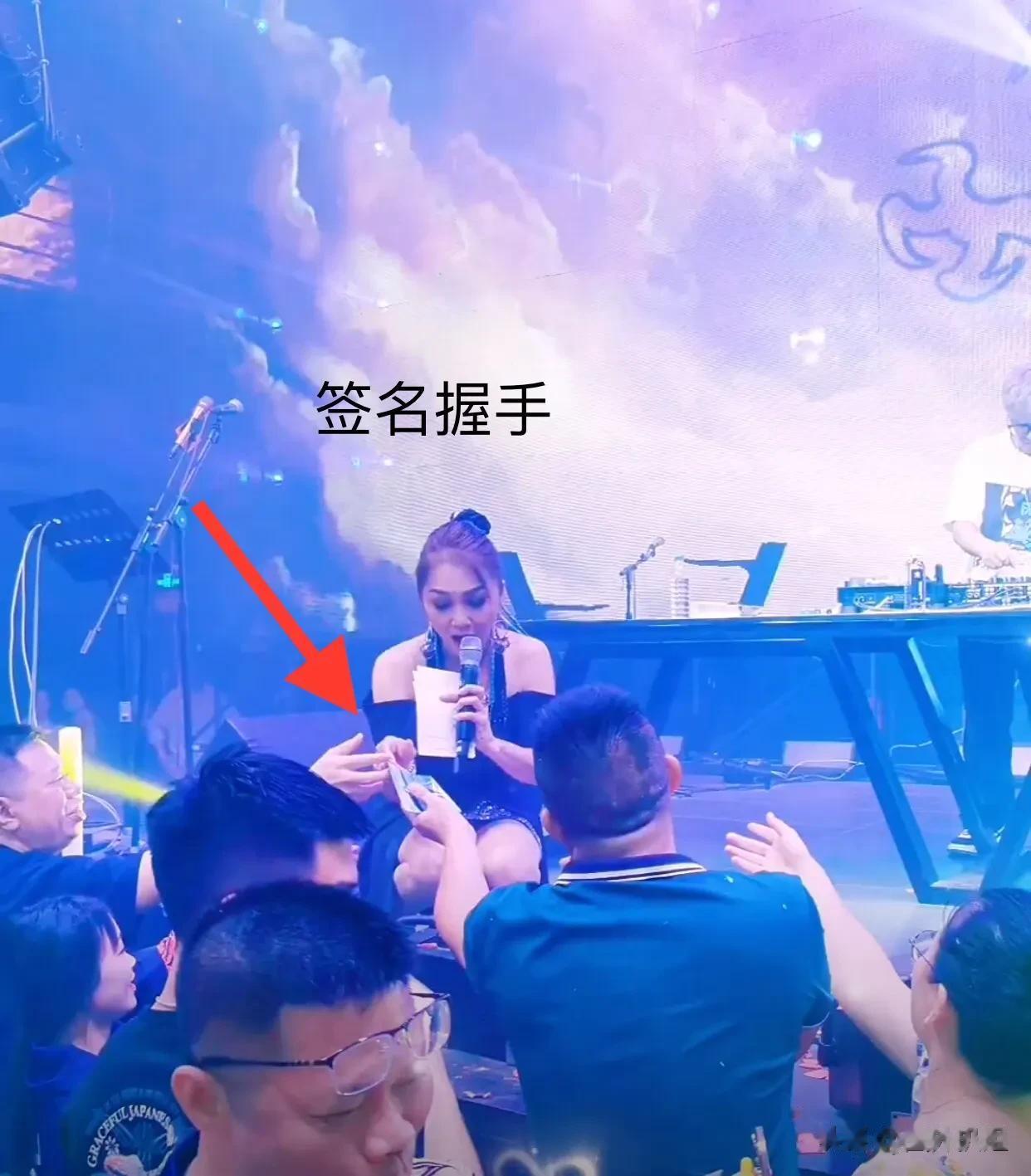 内地中年大叔们的热情，让53岁香港女星受宠若惊：有人现场送红包，有人和她玩石头剪