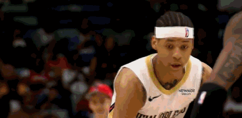 预定年度十佳扣篮！
今天鹈鹕对阵骑士队，比赛进行到第四节的时候，鹈鹕队的一记空接