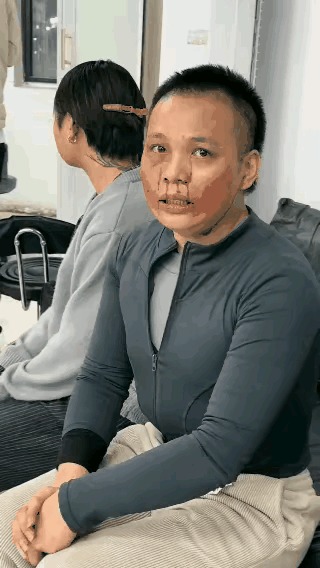 你这顿揍挨得不冤呐！
客人要求日式发型，你不该自由发挥啊，尽管你创意很好。[捂脸