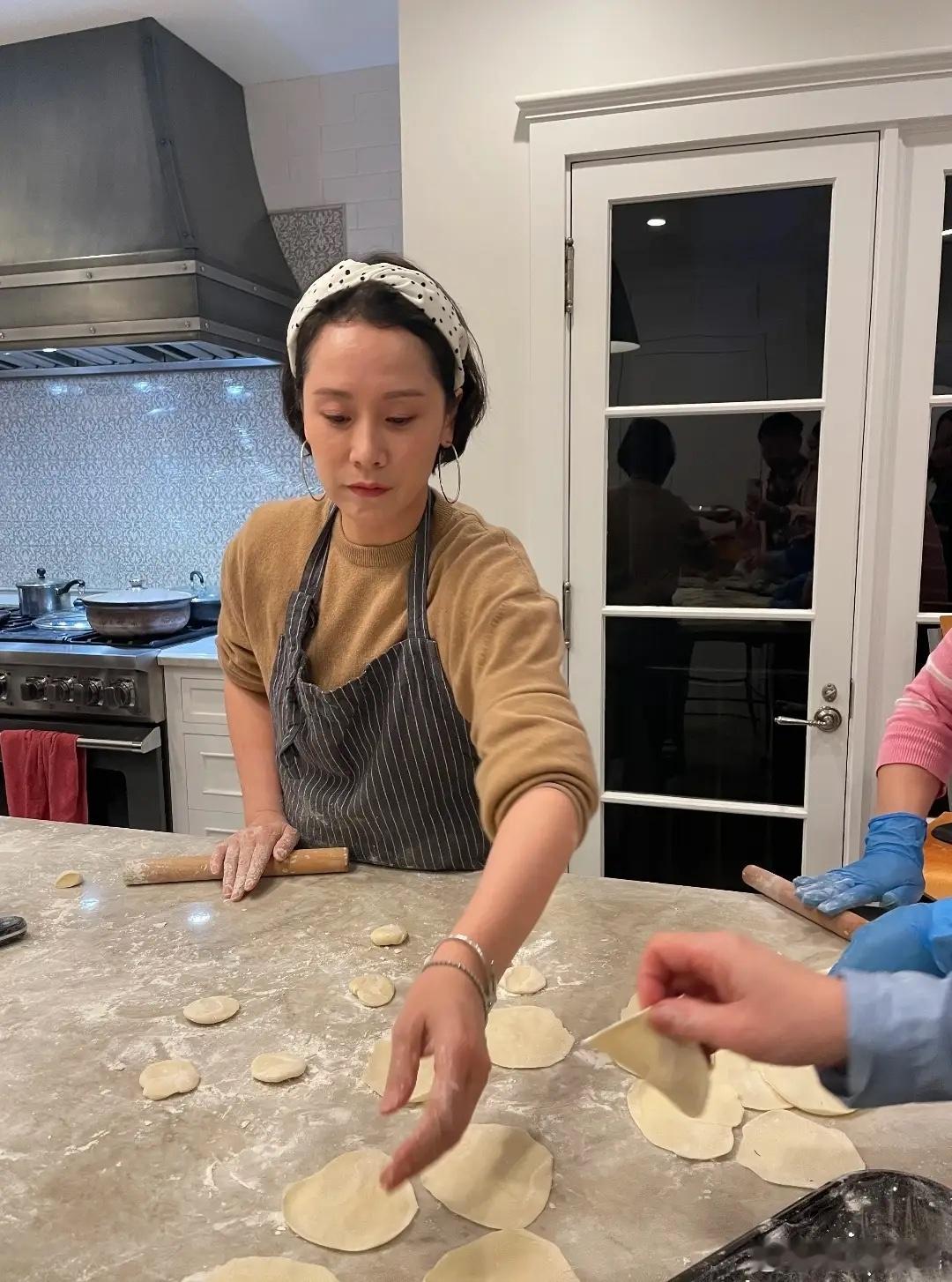 海清元旦在家请客包饺子，北京豪宅装修大气，她戴围裙熟练擀饺皮！ 