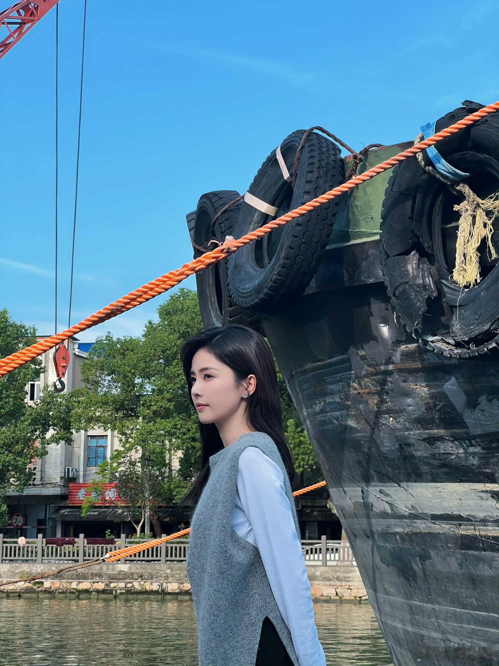 能和 IU 一同入围，这份荣誉里藏着共鸣。都是用角色说话的人，在各自的领域里闪闪