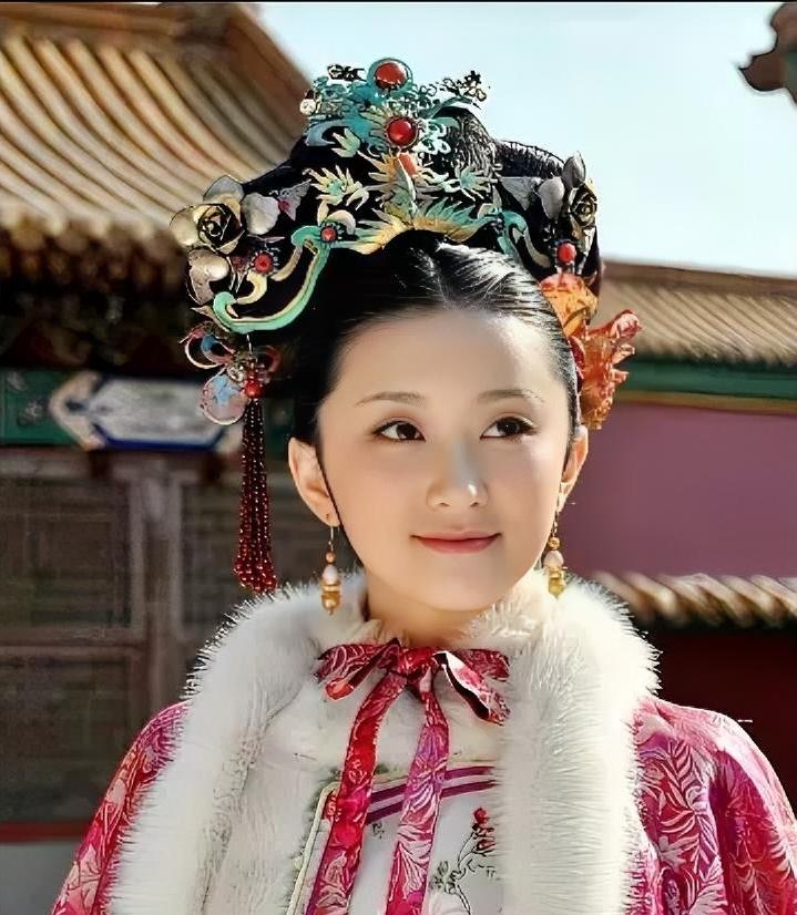 1725年，14岁的乾隆被安排第一个试婚宫女，侍寝后让他终生难忘。她身着薄纱衣裳