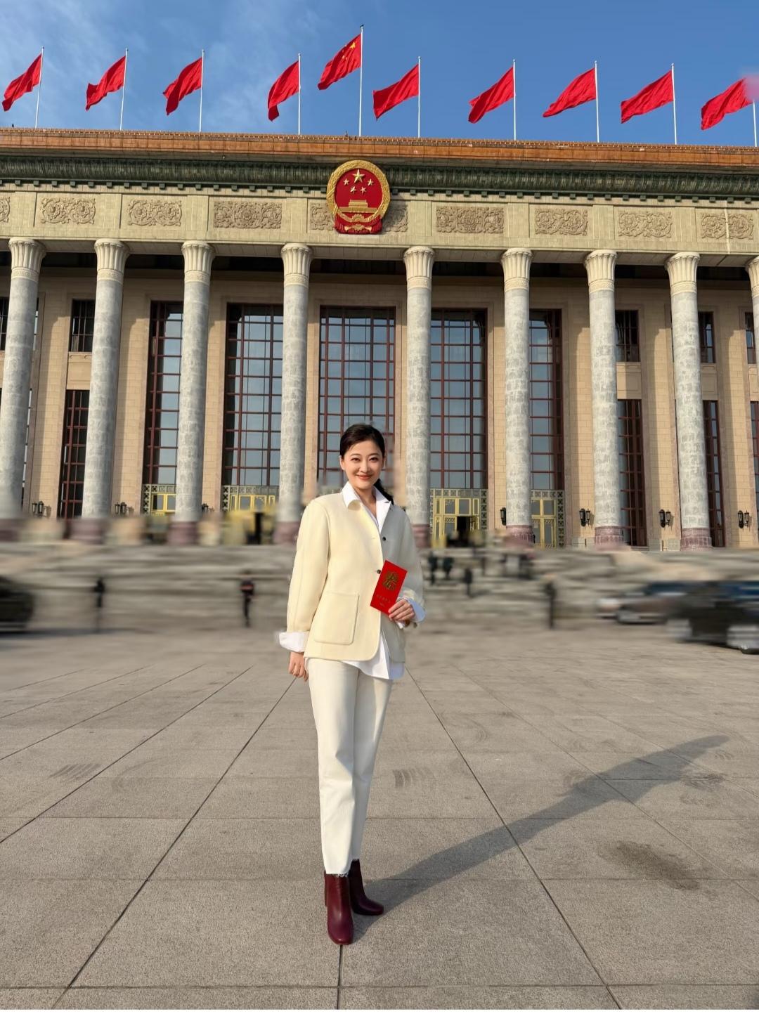 梅婷，大气漂亮。
脚上的红皮鞋好打眼。